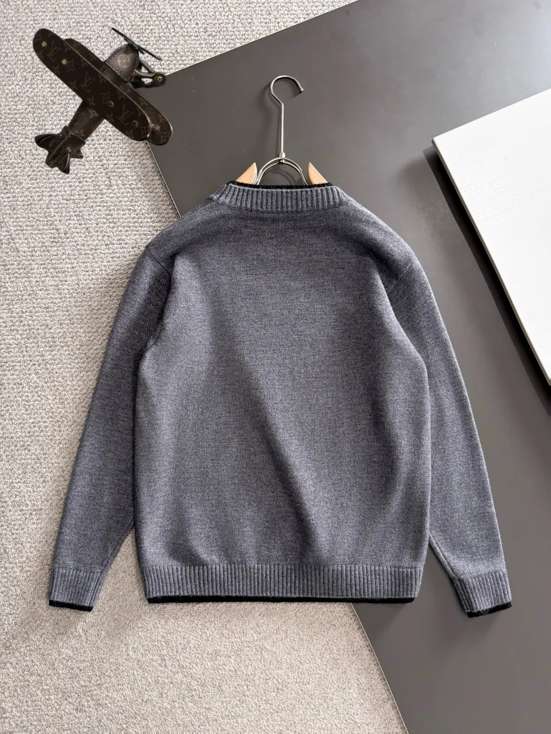 Next day shipping LP 2041 Autumn and Winter latest sweaters from the official website, on sale at the counter at the same time Hot Sale! Specially made of wool blended fabric. It feels comfortable and can be directly in contact with the skin. The logo badge is exquisitely embroidered, which is extremely eye-catching! The details highlight the fashionable charm of big brands. Exquisite workmanship. Three-dimensional cutting style. The wearing effect is invincible and handsome! All three standards are complete! Sizes:M-3XL
